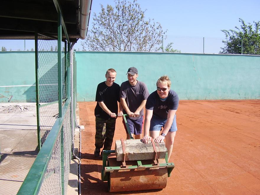 Fotogaléria Tenisový klub Červeník - Brigáda na začiatku sezóny 18.4.2009 (11) Tenisový klub Červeník - Brigáda na začiatku sezóny 18.4.2009