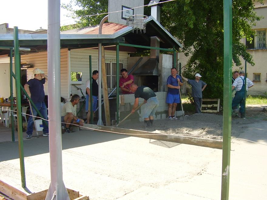 Fotogaléria Tenisový klub Červeník - Brigáda - betonáž hracej plochy, oprava detského ihriska (11) Tenisový klub Červeník - Brigáda - betonáž hracej plochy, oprava detského ihriska