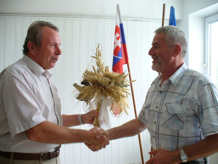 Fotogaléria Odovzdanie žatevnej kytice od predsedu PD Červeník starostovi obce - 25.8.2010 (3) Odovzdanie žatevnej kytice od predsedu PD Červeník starostovi obce - 25.8.2010