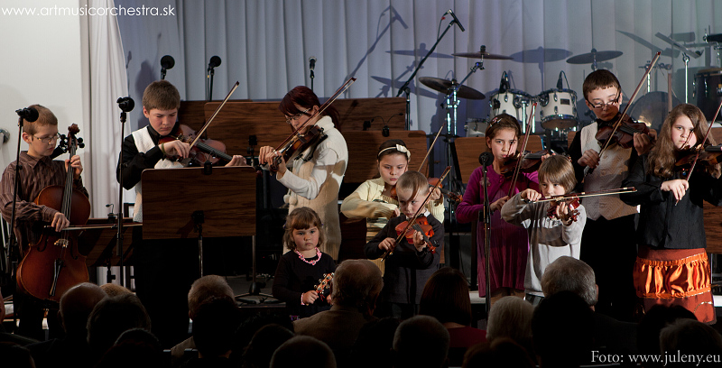 Fotogaléria ART MUSIC ORCHESTRA - Pocta Eve Kostolányiovej - ARTpódium pri Zvonici Červeník 5.1.2011 (8) ART MUSIC ORCHESTRA - Pocta Eve Kostolányiovej - ARTpódium pri Zvonici Červeník 5.1.2011